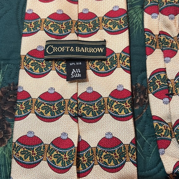 Holiday ornament print soft gold 100% silk tie Croft & barrow gently used - Picture 3 of 4